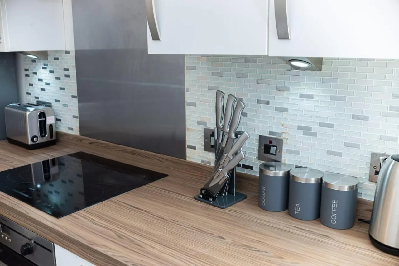 Aberdeen City Centre Flat: 2-Bedroom with Parking Apartment