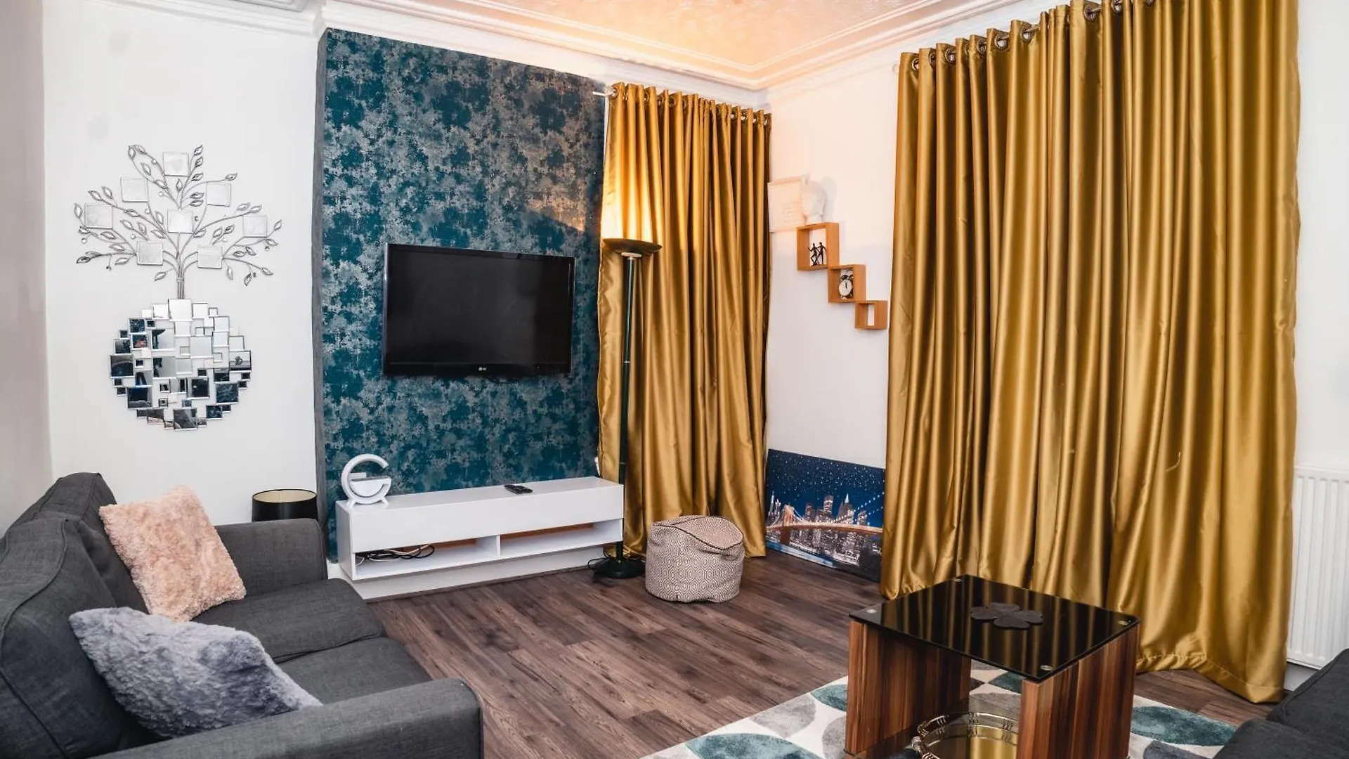 Aberdeen City Centre Flat: 2-Bedroom with Parking 0*,