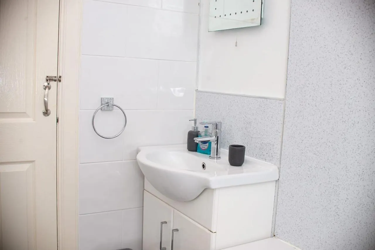 Aberdeen City Centre Flat: 2-Bedroom with Parking