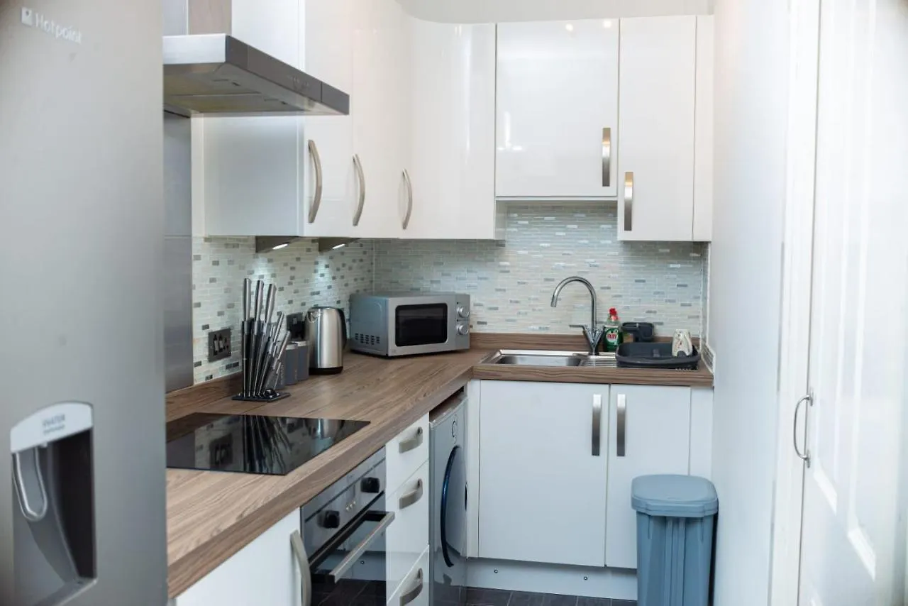 Aberdeen City Centre Flat: 2-Bedroom with Parking