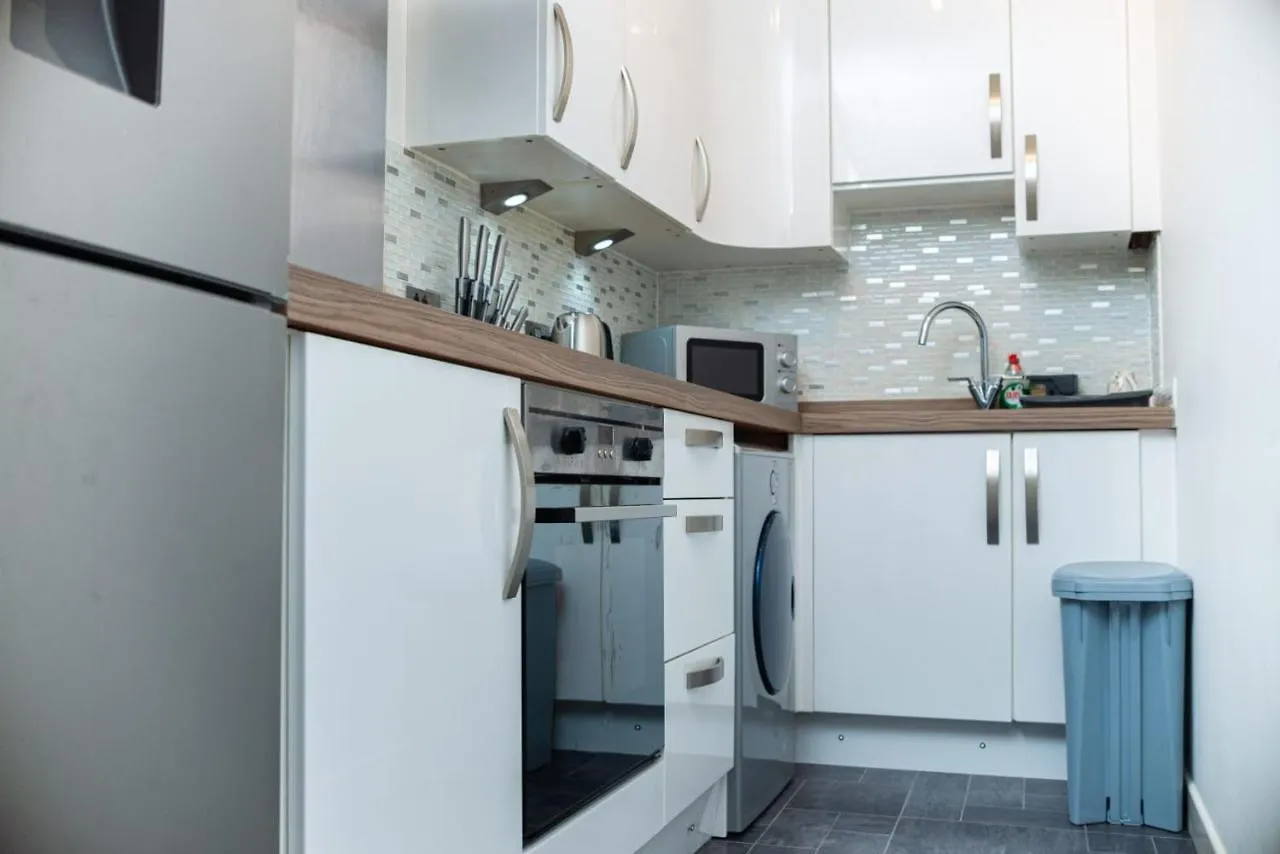 Aberdeen City Centre Flat: 2-Bedroom with Parking 0*,  United Kingdom