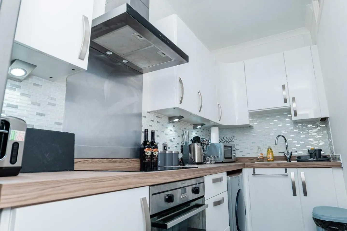 Aberdeen City Centre Flat: 2-Bedroom with Parking