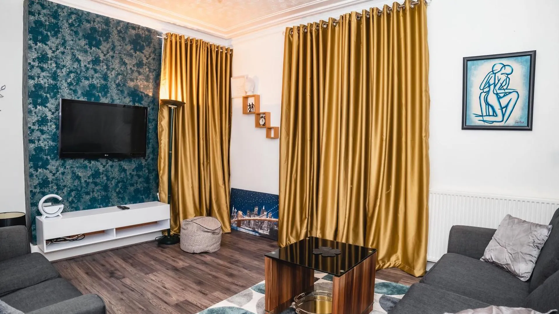 Aberdeen City Centre Flat: 2-Bedroom with Parking Apartment
