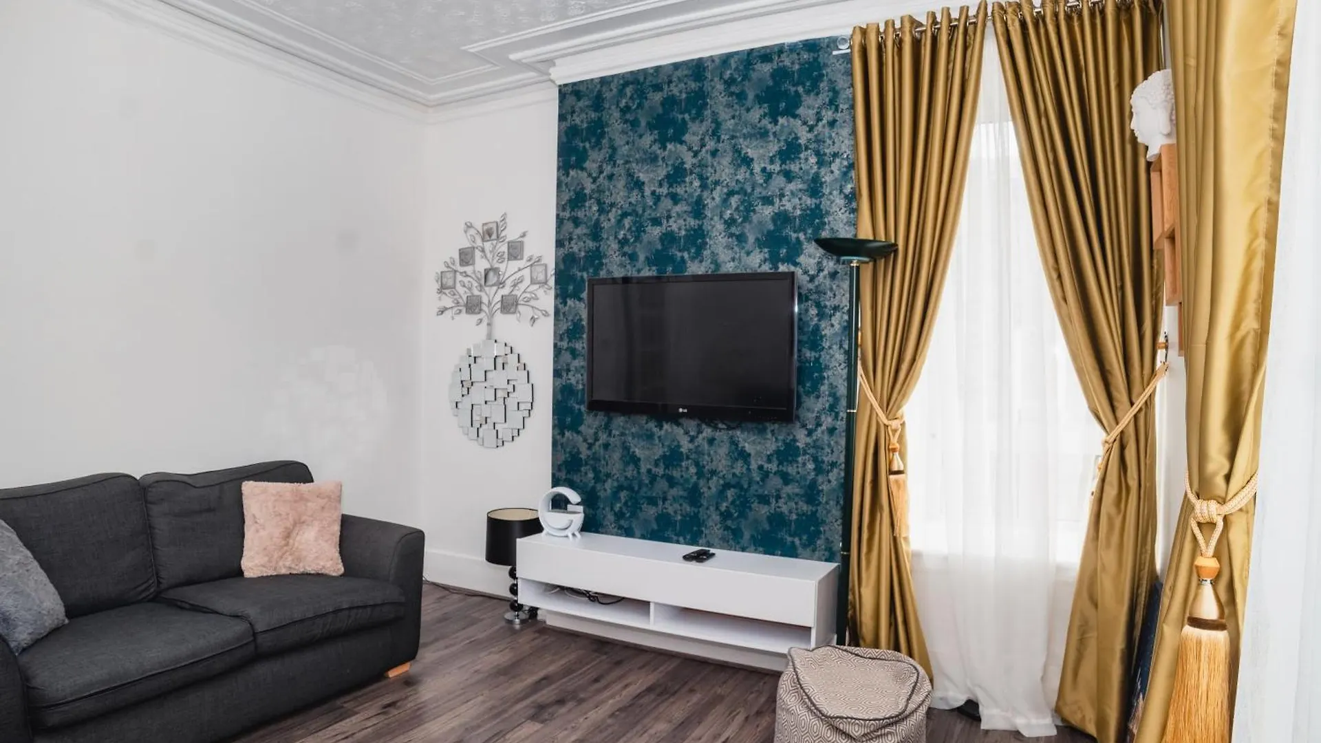 Aberdeen City Centre Flat: 2-Bedroom with Parking Apartment