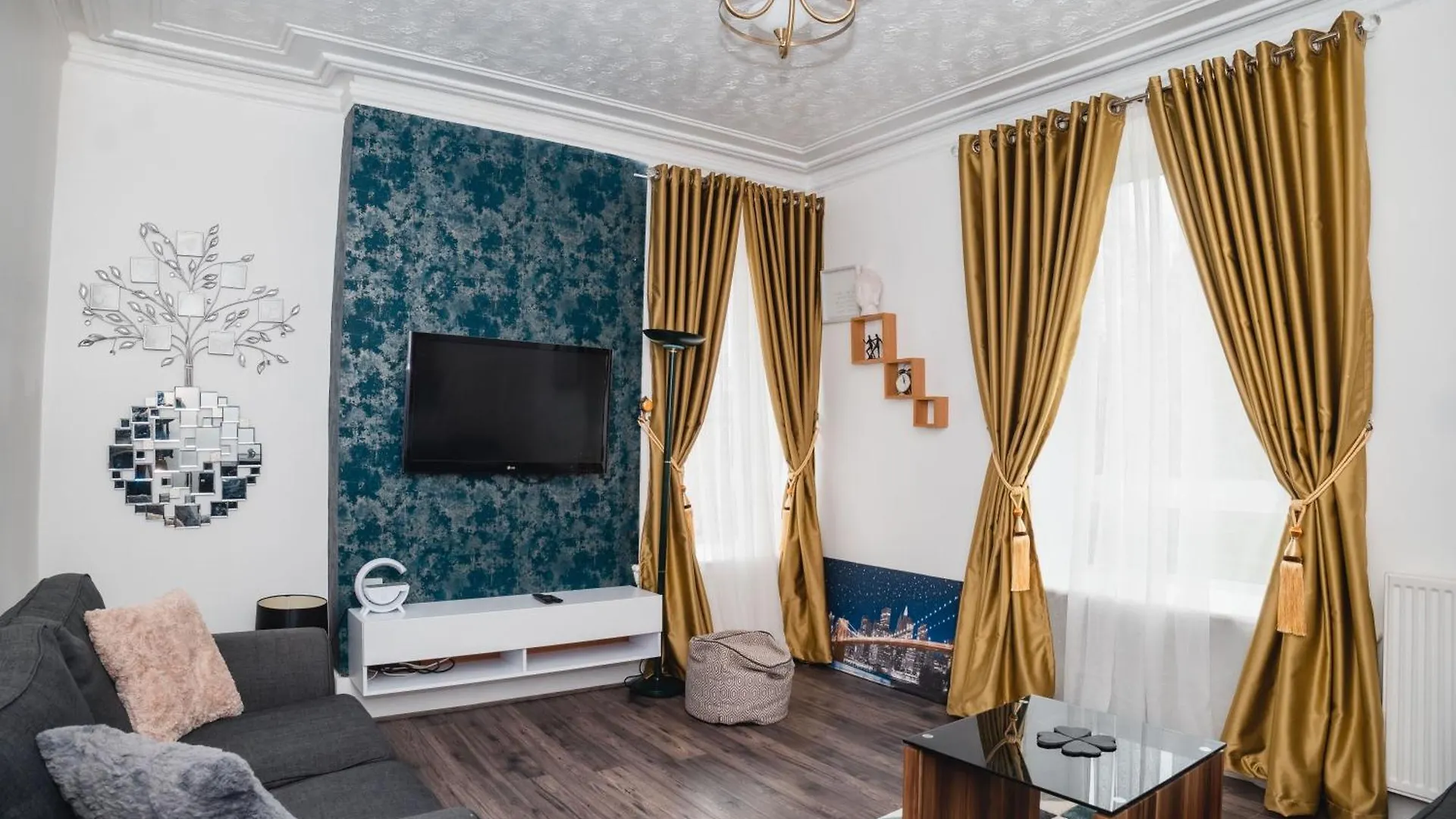 Aberdeen City Centre Flat: 2-Bedroom with Parking