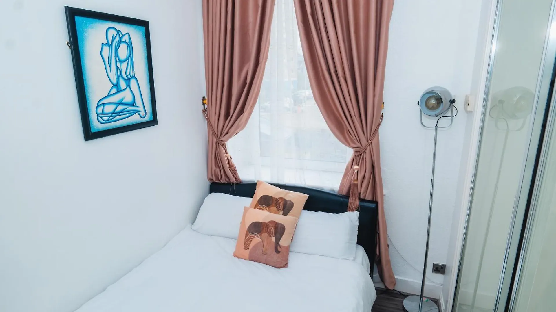 Aberdeen City Centre Flat: 2-Bedroom with Parking Apartment